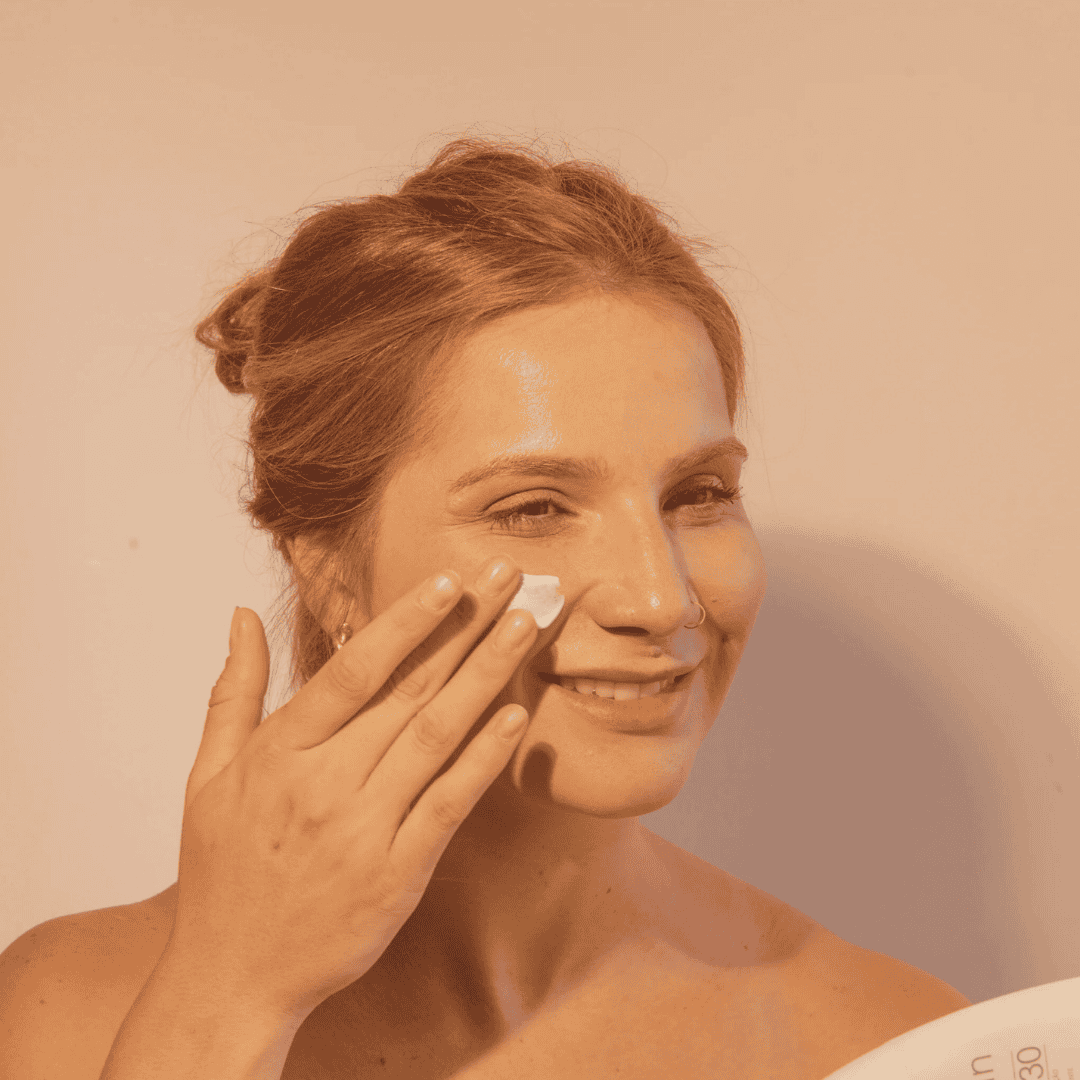 mulher passando protetor solar