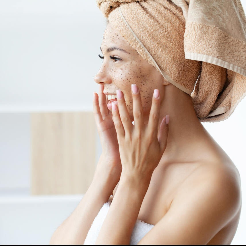 mulher utilizando esfoliante facial